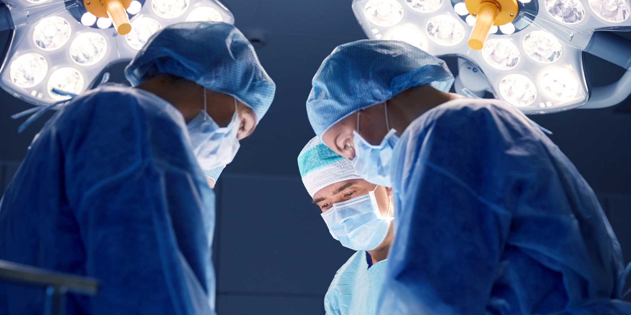 group-of-surgeons-in-operating-room-at-hospital-P77NRUG